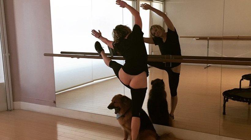 Με το κολάν κατεβασμένο έκανε ασκήσεις μπαλέτου η Τσέλσι Χάντλερ (Photos) - Media