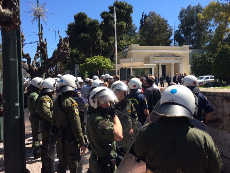 Αντιεξουσιαστές έφθασαν στο περιστύλιο της Βουλής (Video) - Σακελλαρίδης: Προκλητική και ακατανόητη ενέργεια  - Media