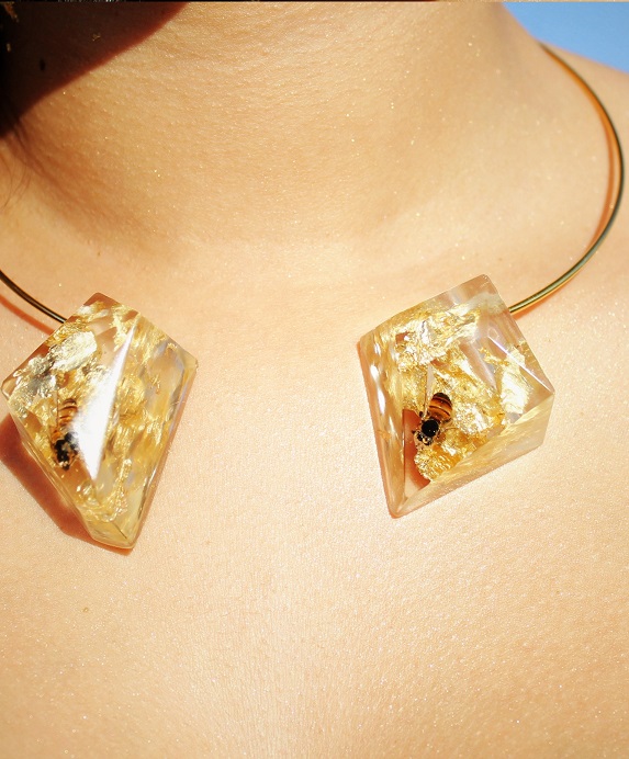 Μια ελληνίδα σχεδιάζει κοσμήματα από… μέλισσες – Στόχος η προστασία τους από την εξαφάνιση - Media