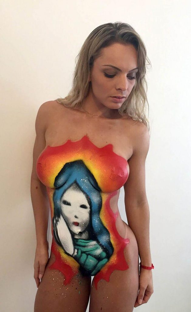 Σάλο προκάλεσε η γυμνή φωτογράφηση της Miss BumBum 2014 με την Παρθένο Μαρία ζωγραφισμένη στο σώμα της (Photos) - Media