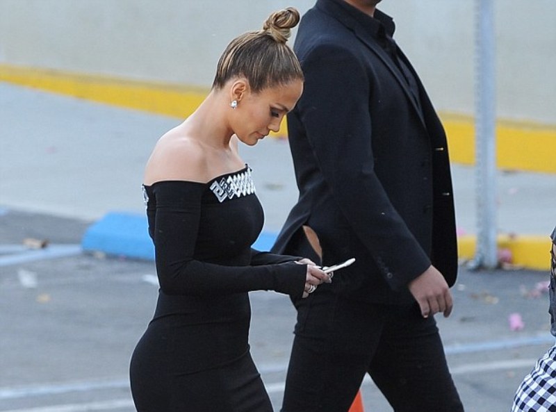 Η Τζένιφερ Λόπεζ ασφυκτιά στο στενό σέξι φόρεμα της (Photos) - Media