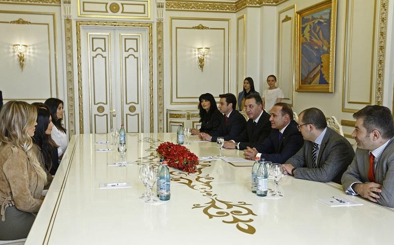 Η Κιμ Καρντάσιαν στην Αρμενία για τη γενοκτονία (Photos) - Media