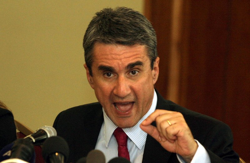 Tι τσιτώνει τον Λοβέρδο; - Media