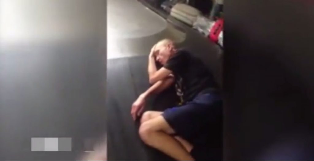 Μια βαλίτσα, δυο βαλίτσες,… ένας άντρας που κοιμάται (Video) - Media