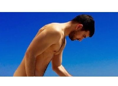 Η γυμνή φωτογράφηση Έλληνα ακτιβιστή στη Σίφνο (Photo) - Media