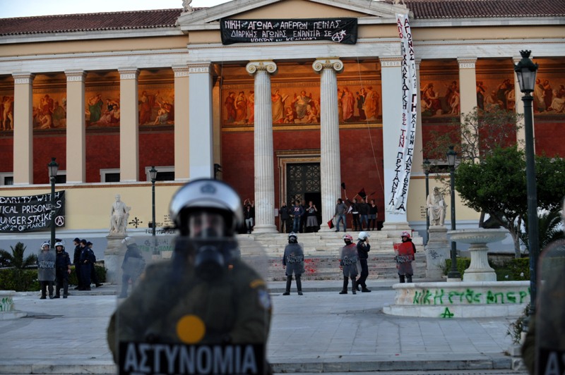 Επέμβαση της αστυνομίας στην Πρυτανεία-Έληξε η κατάληψη-15 οι προσαγωγές (Video) - Media