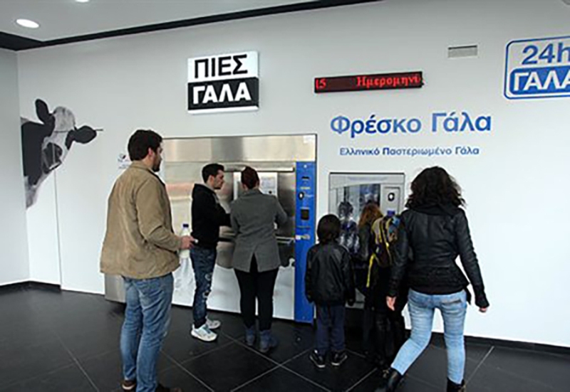 Ουρές στο ΑΤΜ φρέσκου γάλακτος στα Πατήσια (Photos) - Media