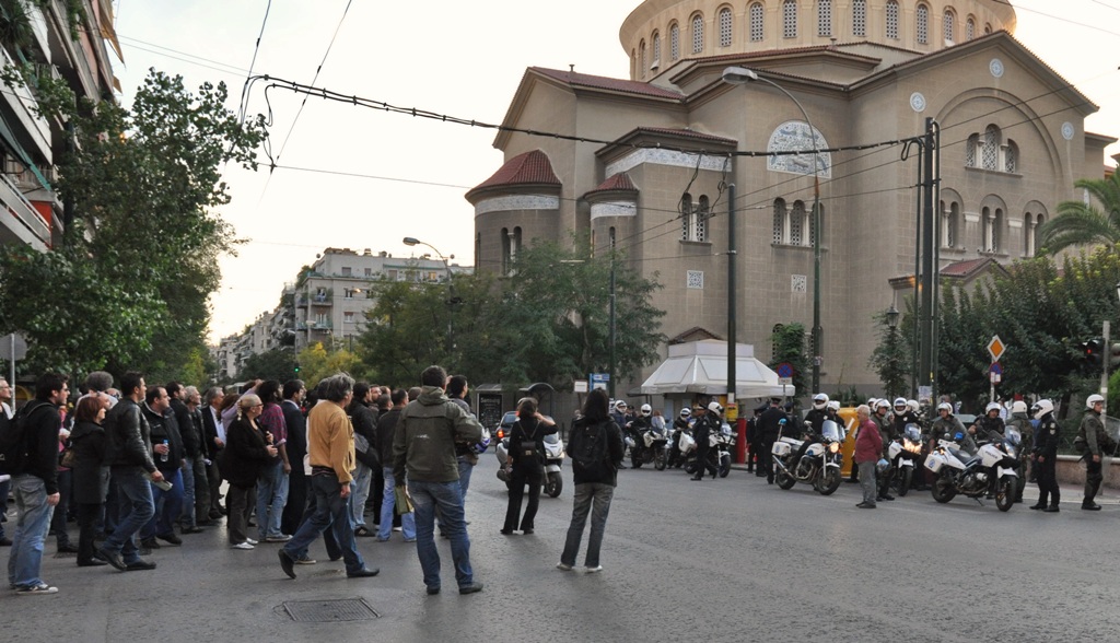 Επίθεση σε μετανάστες στον Αγ. Παντελεήμονα - Media