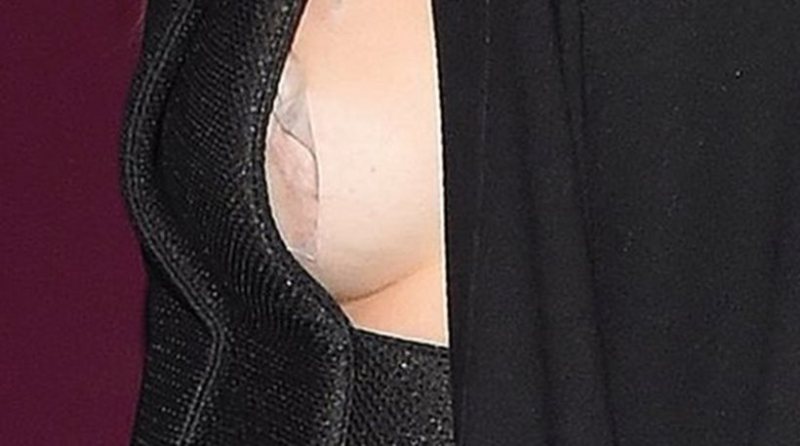 Αυτό το «nip slip» έγινε viral (Photos) - Media