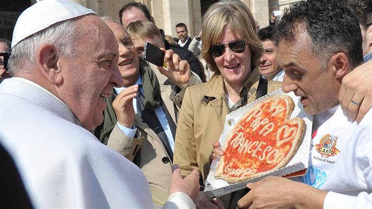«Ο Πάπας πρέπει να σταματήσει να τρώει τόσα μακαρόνια!» - Media