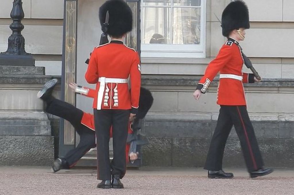 Η επική τούμπα φρουρού των Ανακτόρων του Μπάκιγχαμ (Video) - Media