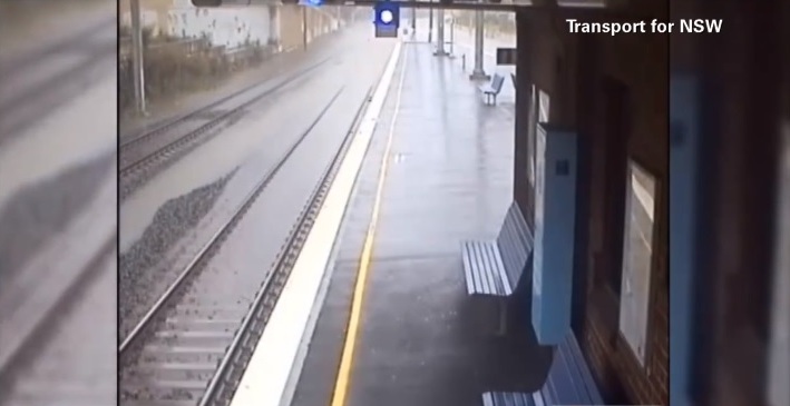 Η σιδηροτροχιά που μετατράπηκε σε ποτάμι (Video) - Media