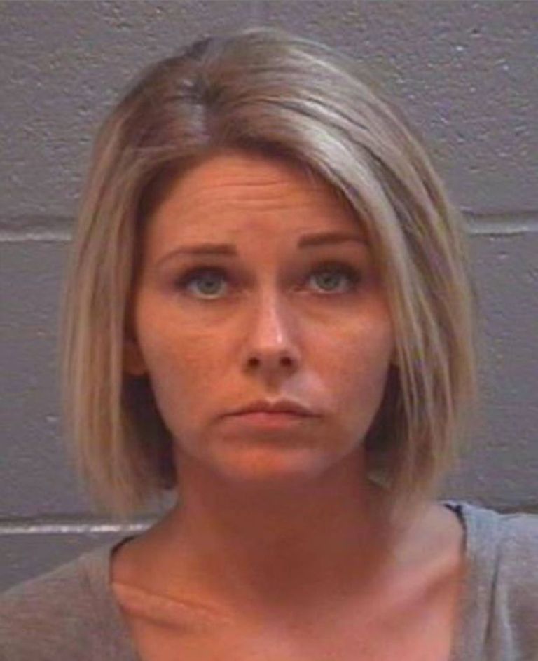 Την συνέλαβαν γιατί έκανε σεξ με το αγόρι της κόρης της και τον φίλο του - Media