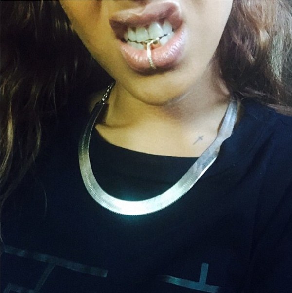Δείτε ποια διάσημη τραγουδίστρια έβαλε σκουλαρίκι στα χείλη (Photos) - Media