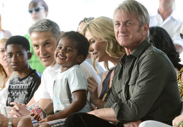 Ο Σον Πεν έβαψε τα μαλλιά του ξανθά (Photos)  - Media