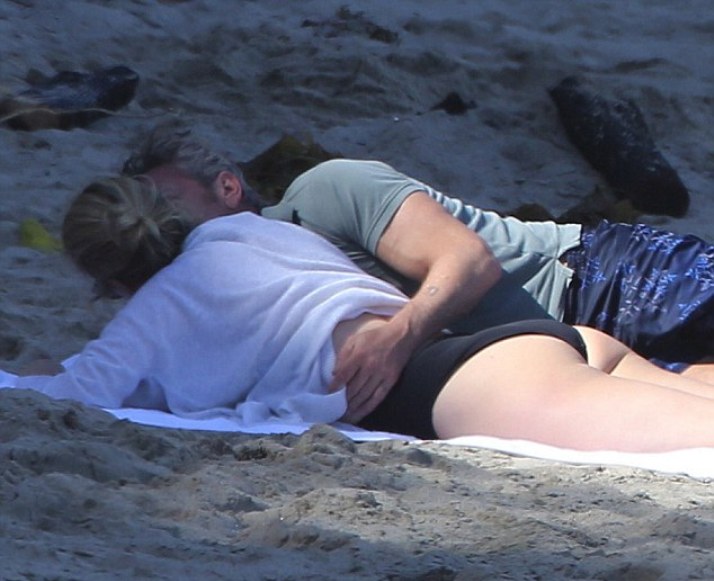 Σον Πέν-Σαρλίζ Θερόν, ερωτευμένοι στην παραλία (Photos) - Media