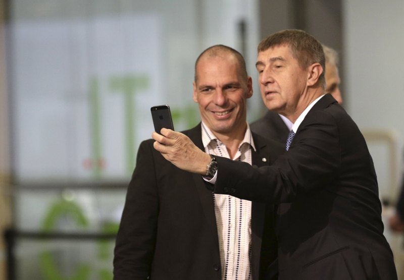 Ποιος υπουργός Οικονομικών έβγαλε selfie με το Γ.Βαρουφάκη;  - Media