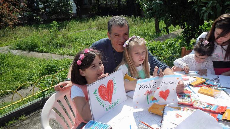 Το Πάσχα του Σταύρου Θεοδωράκη στο Ορφανοτροφείο Θηλέων Λαμίας - Media