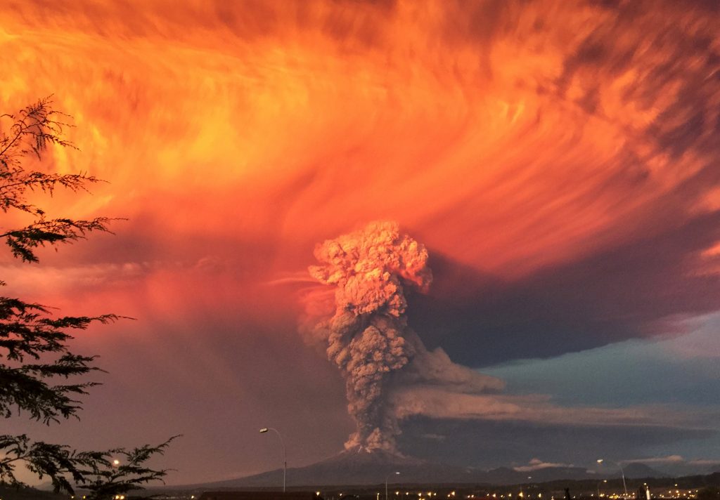 «Ξύπνησε» το ηφαίστειο Καλμπούκο – Ξερνά τέφρα και τοξικά αέρια στον ουρανό της Χιλής (Photos/Video) - Media