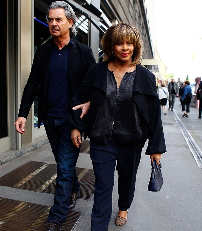 Η 75χρονη Τίνα Τέρνερ πάει για ψώνια με τον 59χρονο σύντροφό της (Photos)  - Media