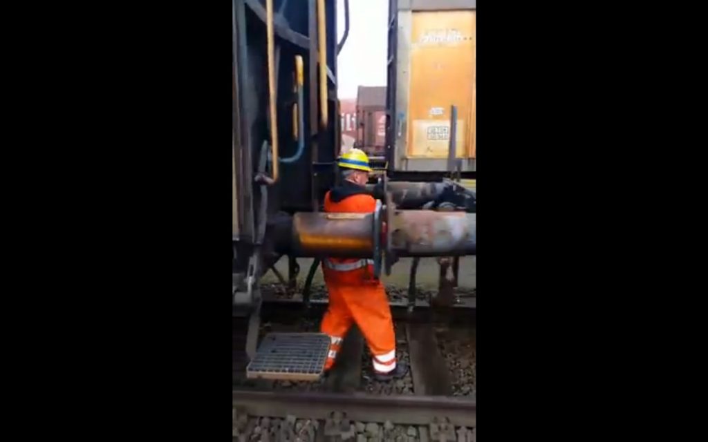 Το τραίνο έρχεται με ταχύτητα κατά πάνω του και… (Video) - Media