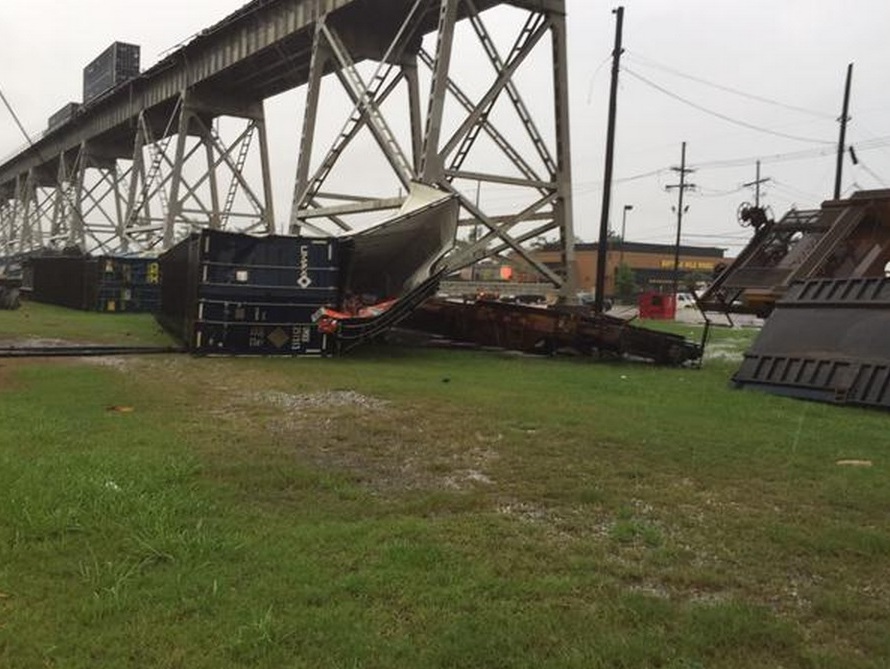 Σκηνές σοκ στη Λουιζιάνα: Τρένο πέφτει από γέφυρα εν μέσω θύελλας (Video) - Media