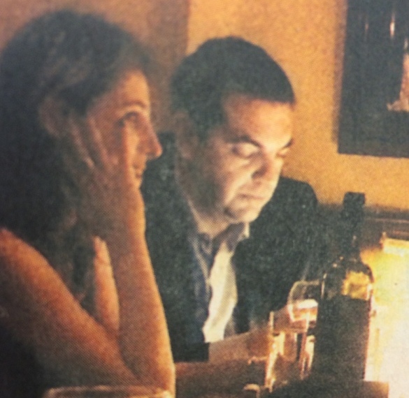 «Βρε πρωθυπουργέ, εσύ είσαι;» - Ο διάλογος Τσίπρα με πλανόδιο λουλουδά σε μπιστρό μπαρ - Media