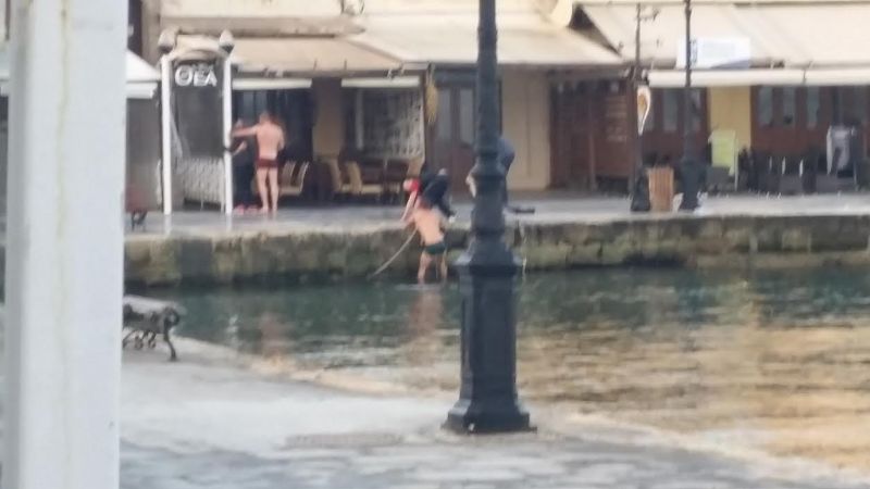 Χανιά: Τα «πέταξαν όλα» και βούτηξαν στο παλιό λιμάνι (Photos) - Media