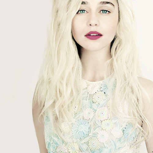 Η «Καλίσι» του Game of Thrones φωτογραφίζεται για την Vogue (Photos) - Media