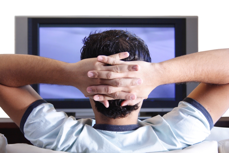 Από τι κινδυνεύουν όσοι βλέπουν πολλές ώρες τηλεόραση τα βράδια; - Media