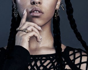 Διάσημη τραγουδίστρια ποζάρει γυμνή στην μπανιέρα της (Photos) - Media