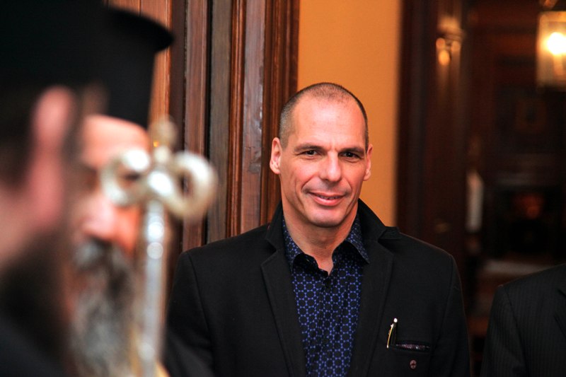 Επεισόδιο με Βαρουφάκη στα Εξάρχεια-Νεαροί τον προπηλάκισαν-Τι λέει ο ίδιος - Media