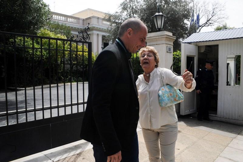 Κουίζ: Αυτή η κυρία κράζει ή θαυμάζει (τον Βαρουφάκη); (Photos) - Media