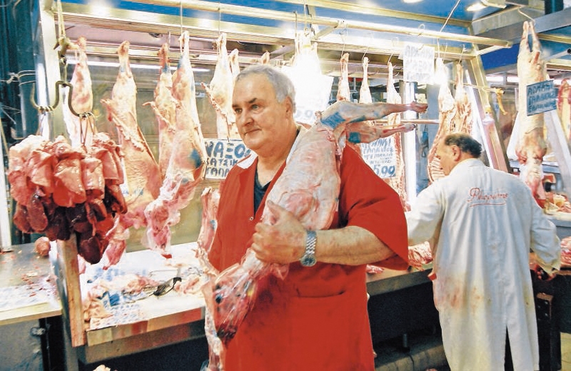 Bloomberg: Οι Έλληνες δεν έχουν χρήματα να αγοράσουν κρέας για το Πάσχα - Media