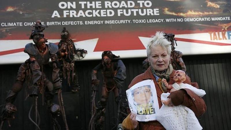 Η σχεδιάστρια Βίβιαν Γουέστγουντ κρατά στα χέρια της ένα ακρωτηριασμένο «μωρό» (Photo) - Media