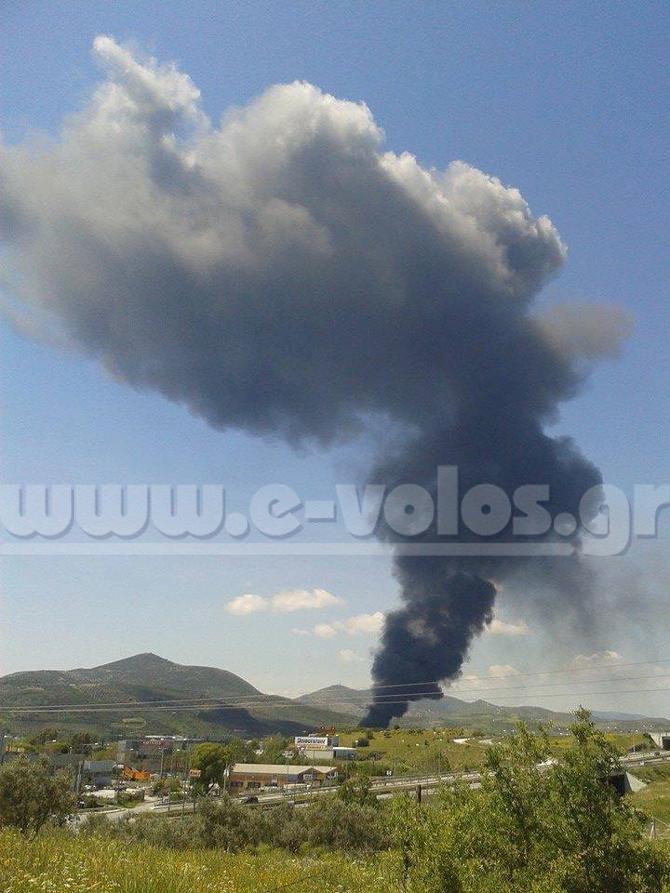 Σοβαρά επεισόδια στο ντέρμπι του Βόλου - Τραυματίστηκε φίλαθλος που έπεσε από την εξέδρα - Media