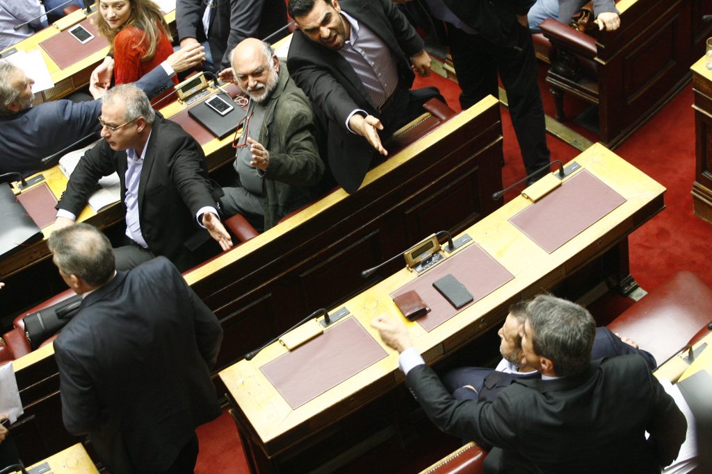 «Κόλαση» η Βουλή – Βαριές εκφράσεις και διαπληκτισμοί βουλευτών! (Video) - Media