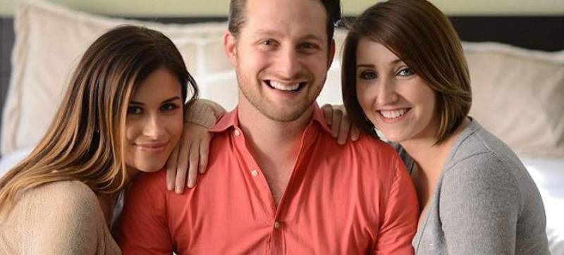 Ο άντρας που μοιράζεται το king size κρεβάτι του και την ζωή του με δυο γυναίκες (Photos) - Media