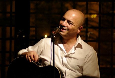 O Ευάγγελος Ζούλας επανεκτελεί το «Δεν είμαι άλλος» (Video) - Media