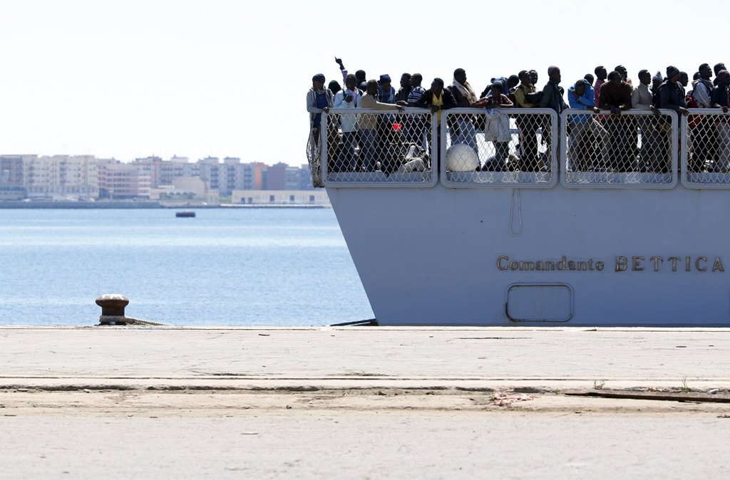 Ένα κοριτσάκι γεννήθηκε σε πολεμικό πλοίο σε επιχείρηση διάσωσης προσφύγων (Photos) - Media