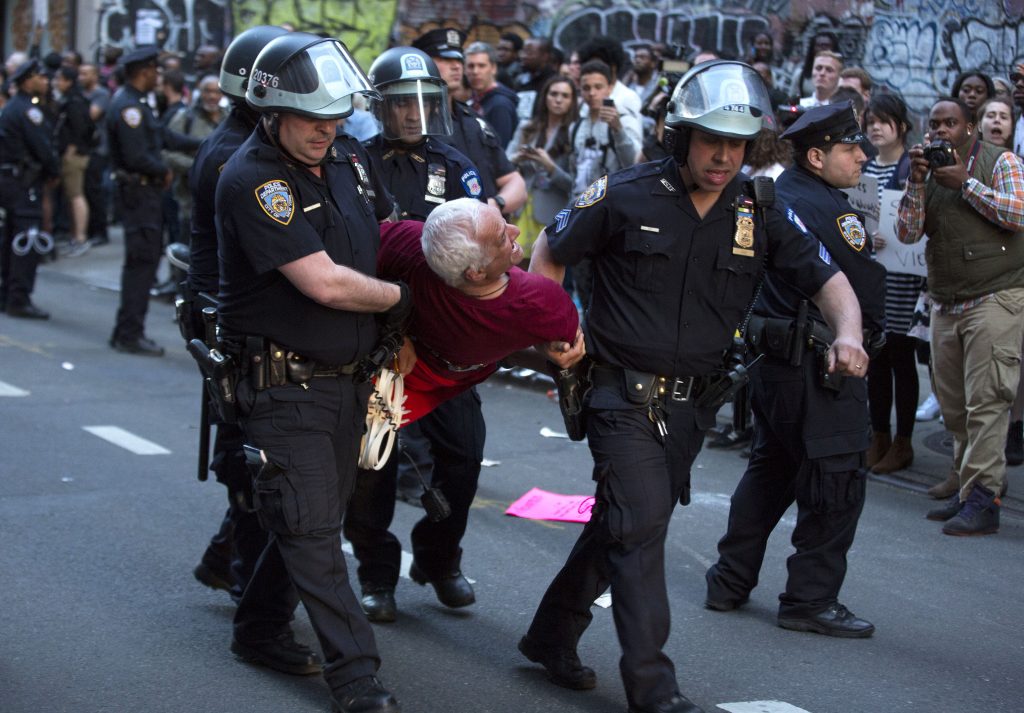 Στους δρόμους οι Αμερικανοί – Εκατοντάδες συλλήψεις από την αστυνομία - Media