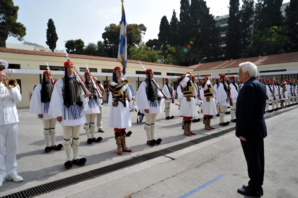 Ο Προκόπης Παυλόπουλος επιθεωρεί την Προεδρική Φρουρά (Photos) - Media