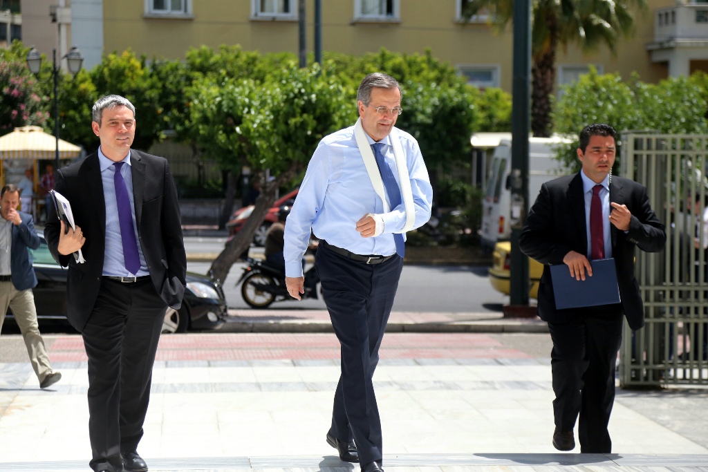 Ο Σαμαράς πήγε στην ομιλία του ΣΕΒ με νάρθηκα κατηγορώντας την κυβέρνηση ότι εγκυμονεί ατυχήματα (photos) - Media