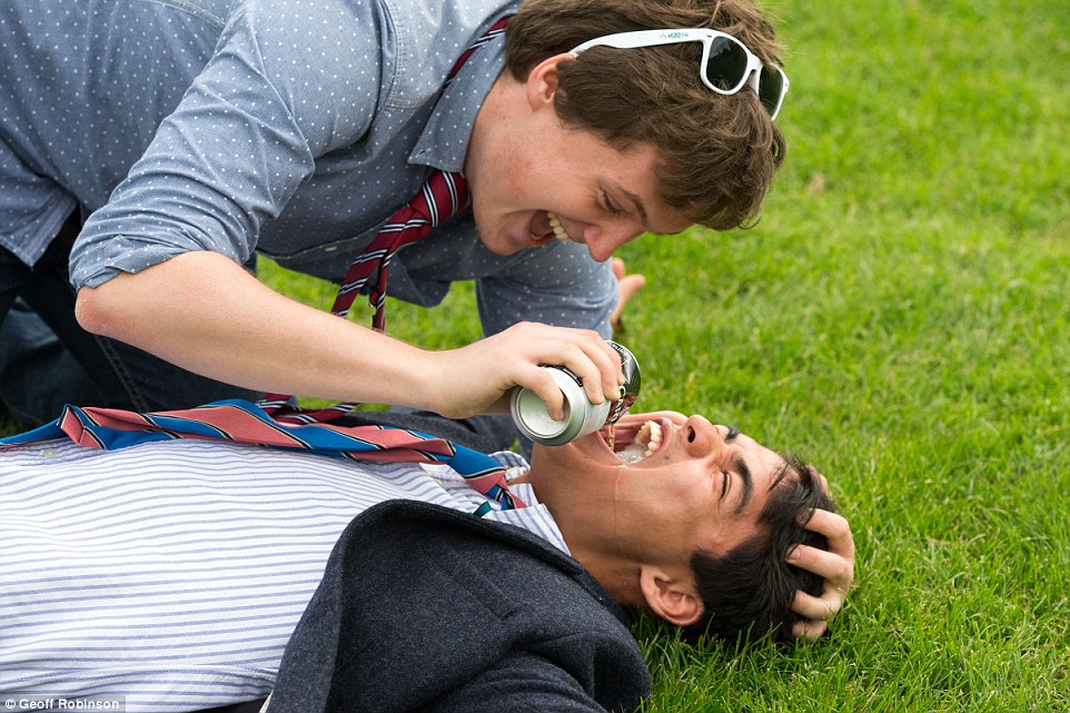 Οι φοιτητές του Cambridge παίρνουν στα σοβαρά την παράδοση των πάρτι και γίνονται… λιώμα! (Photos) - Media
