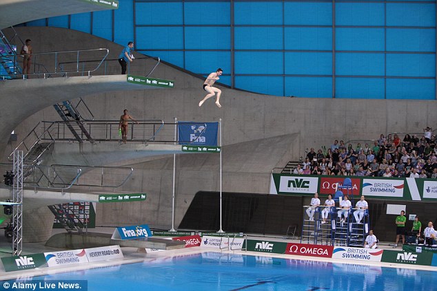 «Εισέβαλε» σε αγώνα καταδύσεων για να κάνει τη… χειρότερη βουτιά από βατήρα 10 μέτρων (Video) - Media