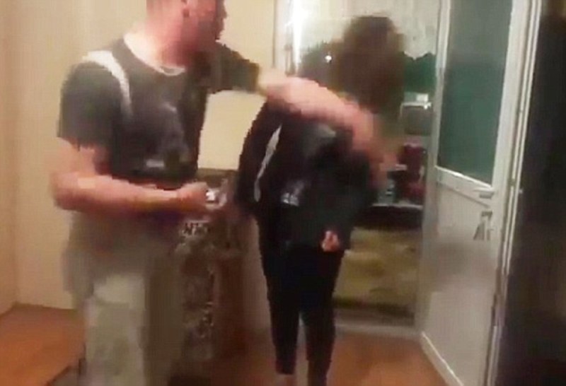 Ο πατέρας που χαστούκισε και κλώτσησε τις κόρες του: «Ποιος είναι το αφεντικό εδώ;» (Video) - Media