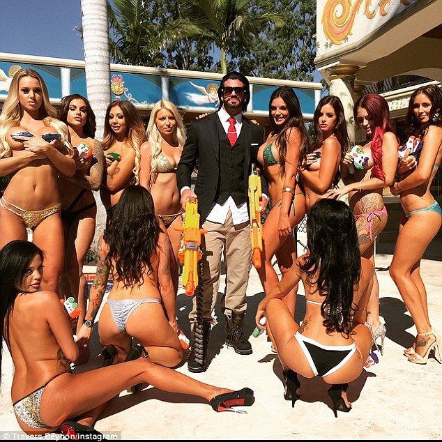 Ο νέος «Χιου Χέφνερ» κτίζει την «Candyshop Mansion» του (Photos) - Media