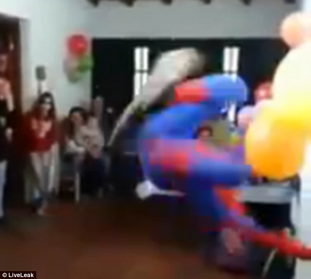 Επική τούμπα «Spider-Man» σε παιδικό πάρτι (Video) - Media