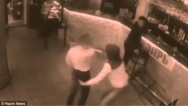Σερβιτόρα βγάζει νοκ άουτ πελάτη που την παρενόχλησε σεξουαλικά (Video) - Media