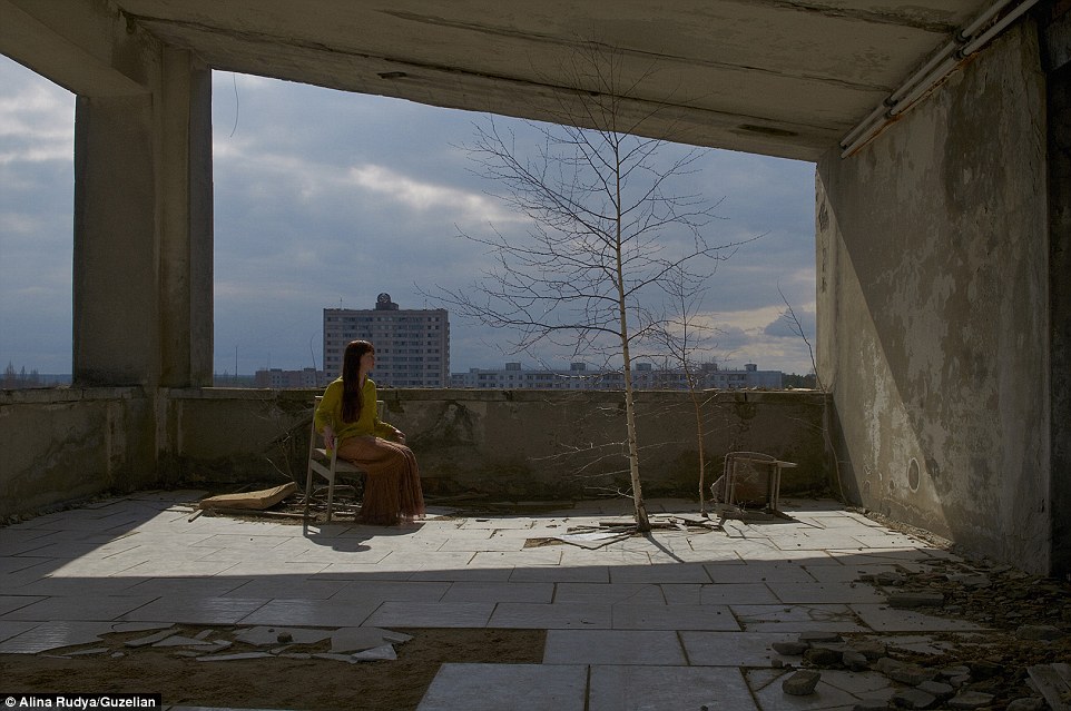Φωτογραφήθηκε στο σπίτι που αναγκάστηκε να εγκαταλείψει εξαιτίας του Τσερνόμπιλ (Photos) - Media